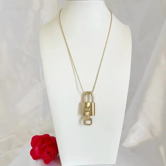 LV #318 Lock and Key on 17" Chain Necklace 18k Gold Plated - Picture 7 of 8